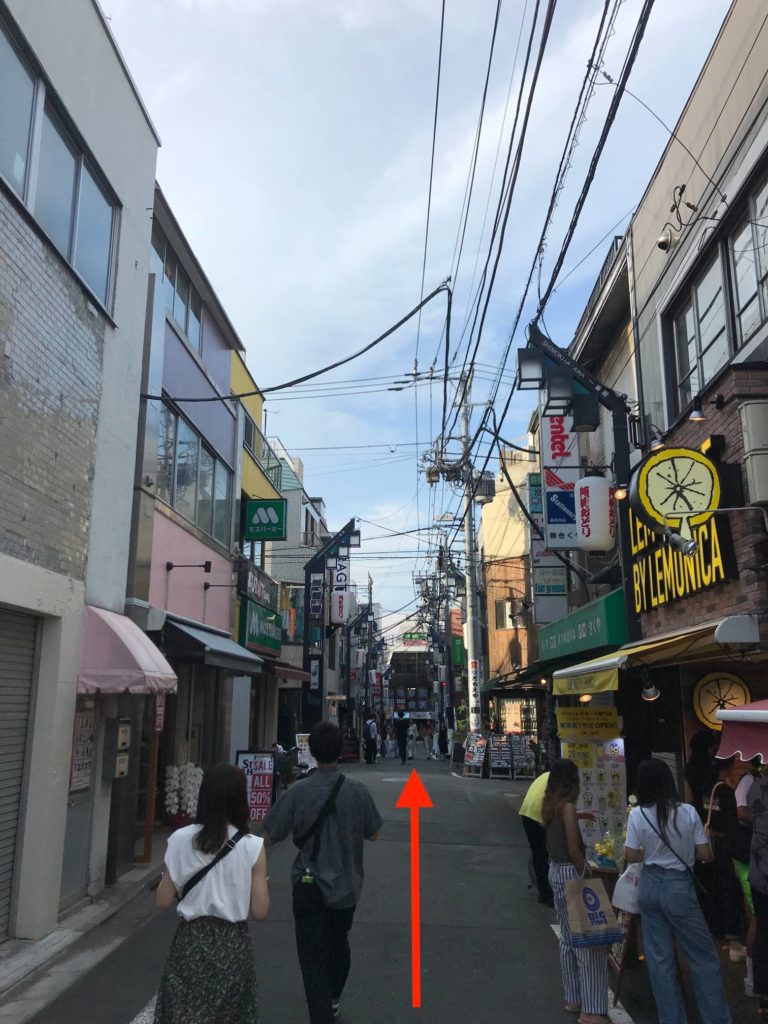 下北沢でタピオカ、レモネードがある通りを真っ直ぐ行く